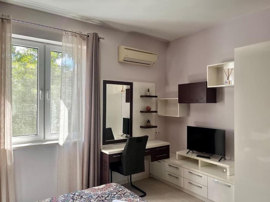 Cozy 2Br Oasis In Central Burgas Esterno foto