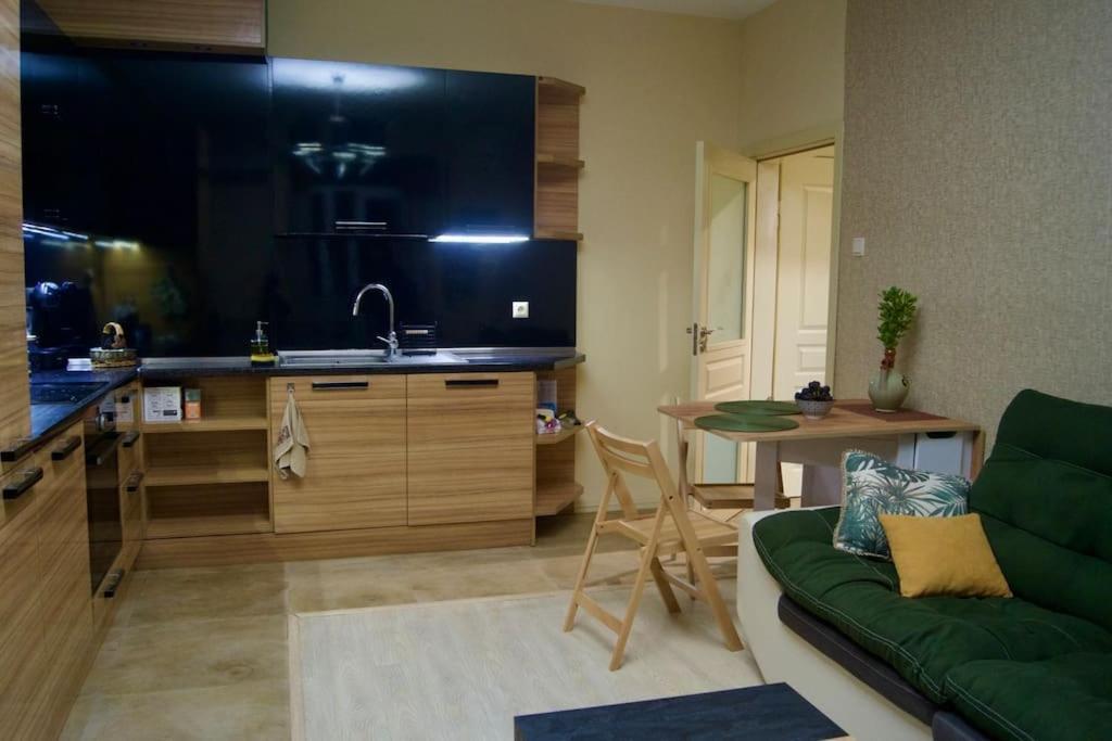 Cozy 2Br Oasis In Central Burgas Esterno foto