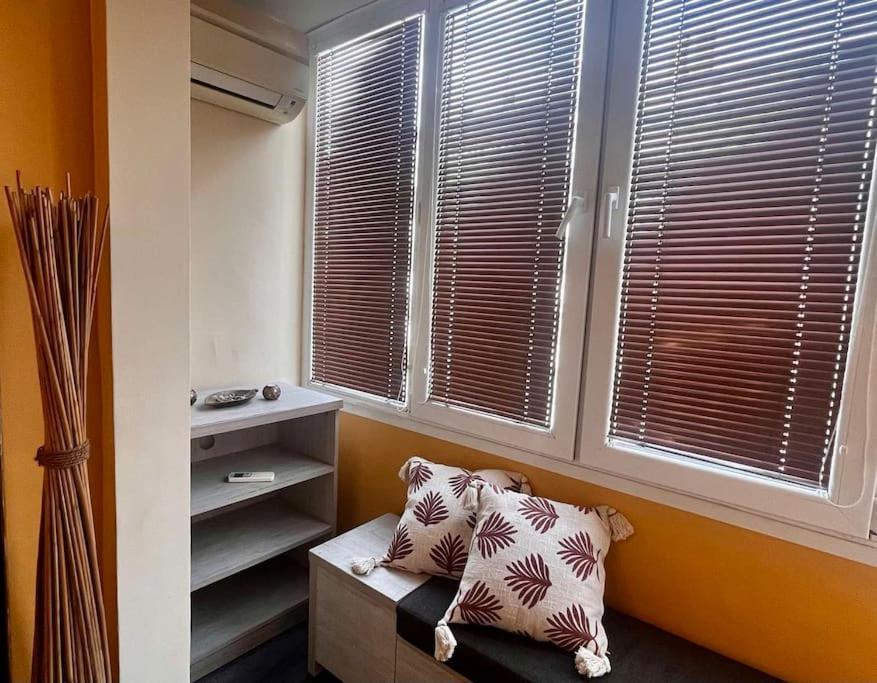Cozy 2Br Oasis In Central Burgas Esterno foto